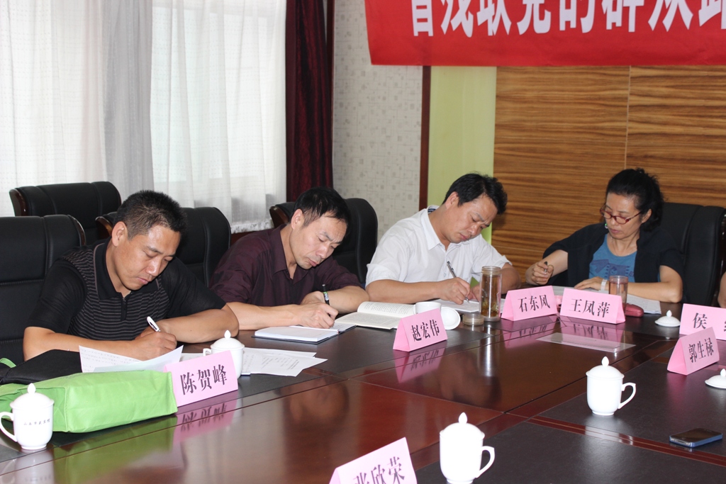9月4日下午，在征求专门协会意见座谈会上，省残联工作人员认真记录